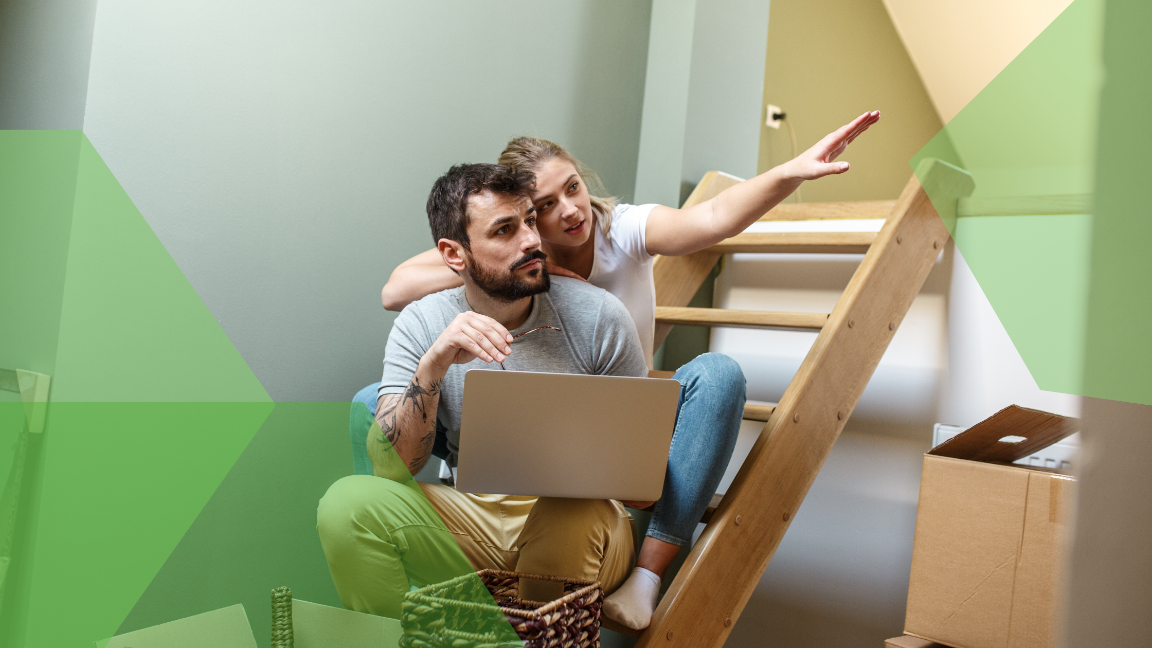 Stel bekijkt met laptop hun maximale hypotheek in 2026 en bespreekt nieuwe woonplannen na de Nibud-aanpassing.