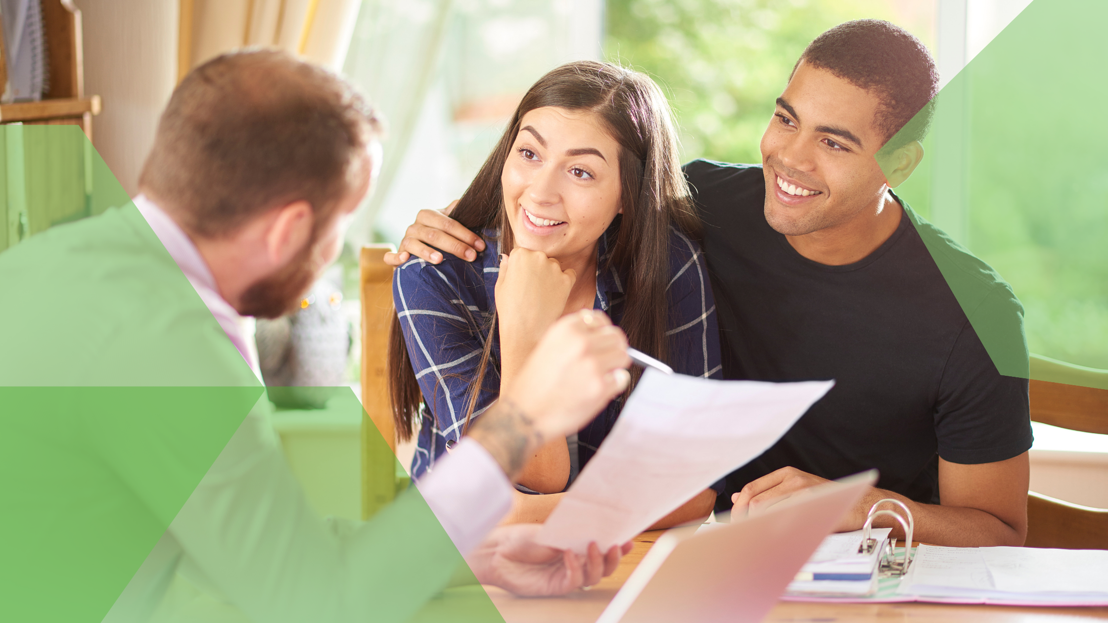 Mensen hebben een hypotheekgesprek met een hypotheekadviseur voor hypotheekadvies in Alphen aan den RIjn